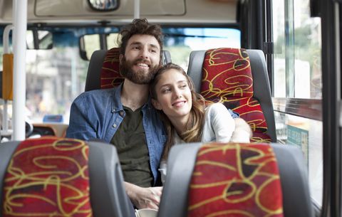 pareja feliz en un bus, movilidad, viaje en bus