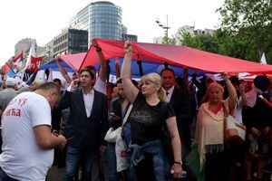 Los partidarios del presidente de Serbia, Aleksandar Vucic, participan en una manifestación en apoyo de sus políticas y del gobernante Partido Progresista Serbio (SNS), en Belgrado, Serbia, el 26 de mayo de 2023. REUTERS/Marko Djurica