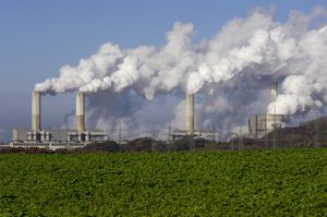 Planta de energía de carbón con contaminación.