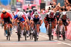 Esprint final de la etapa 3 entre Kaposvár - Balatonfüred del Giro de Italia 2022 - Foto AP