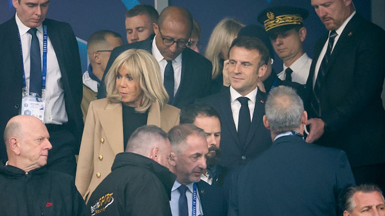 La Policía de Francia detuvo este martes a ocho personas acusadas de pegar una paliza presuntamente al hijo de un sobrino de la primera dama, Brigitte Macron, en el marco de una protesta contra la reforma de las pensiones en la ciudad de Amiens, a unos 115 kilómetros al norte de París.  (Photo by Jean Catuffe/Getty Images)