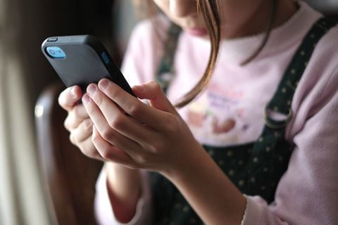 Internet y las aplicaciones pueden contener contenido inapropiado para niños