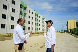 Alcalde de Cartagena, William Dau en la entrega de viviendas Ciudadela La Paz