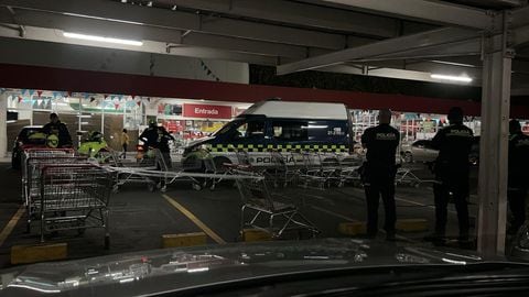 Unidades de la Policía Metropolitana hicieron presencia en el centro comercial para atender el caso.