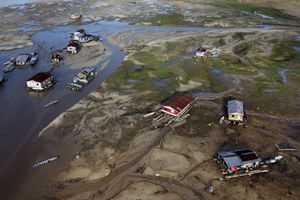 Casas flotantes en medio de tierras afectadas por la sequía cerca del río Solimões, en Tefe, estado de Amazonas, Brasil, el miércoles 19 de octubre de 2022.