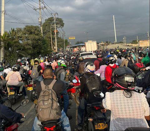 El trancón en el Puente de Juanchito cumple más de 4 horas