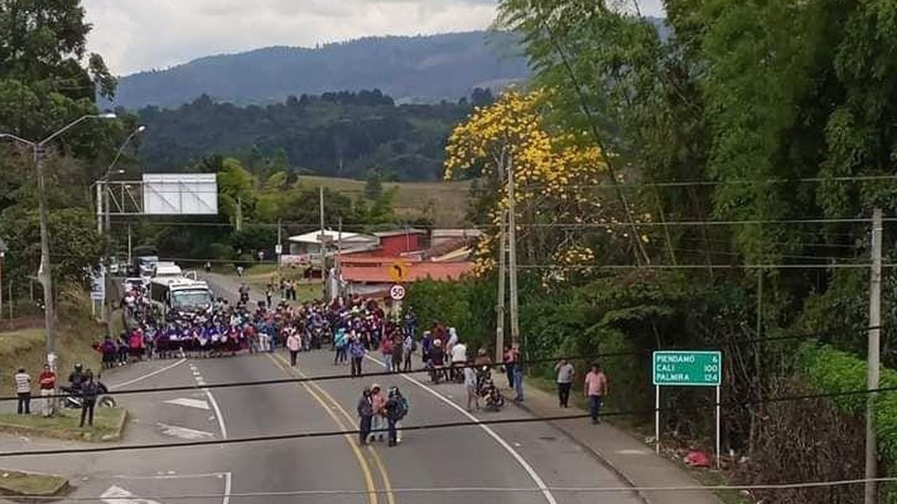 Indígenas Misak bloquean vía Panamericana.