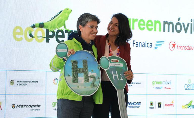 Irene Vélez junto con la alcaldesa Claudia López.