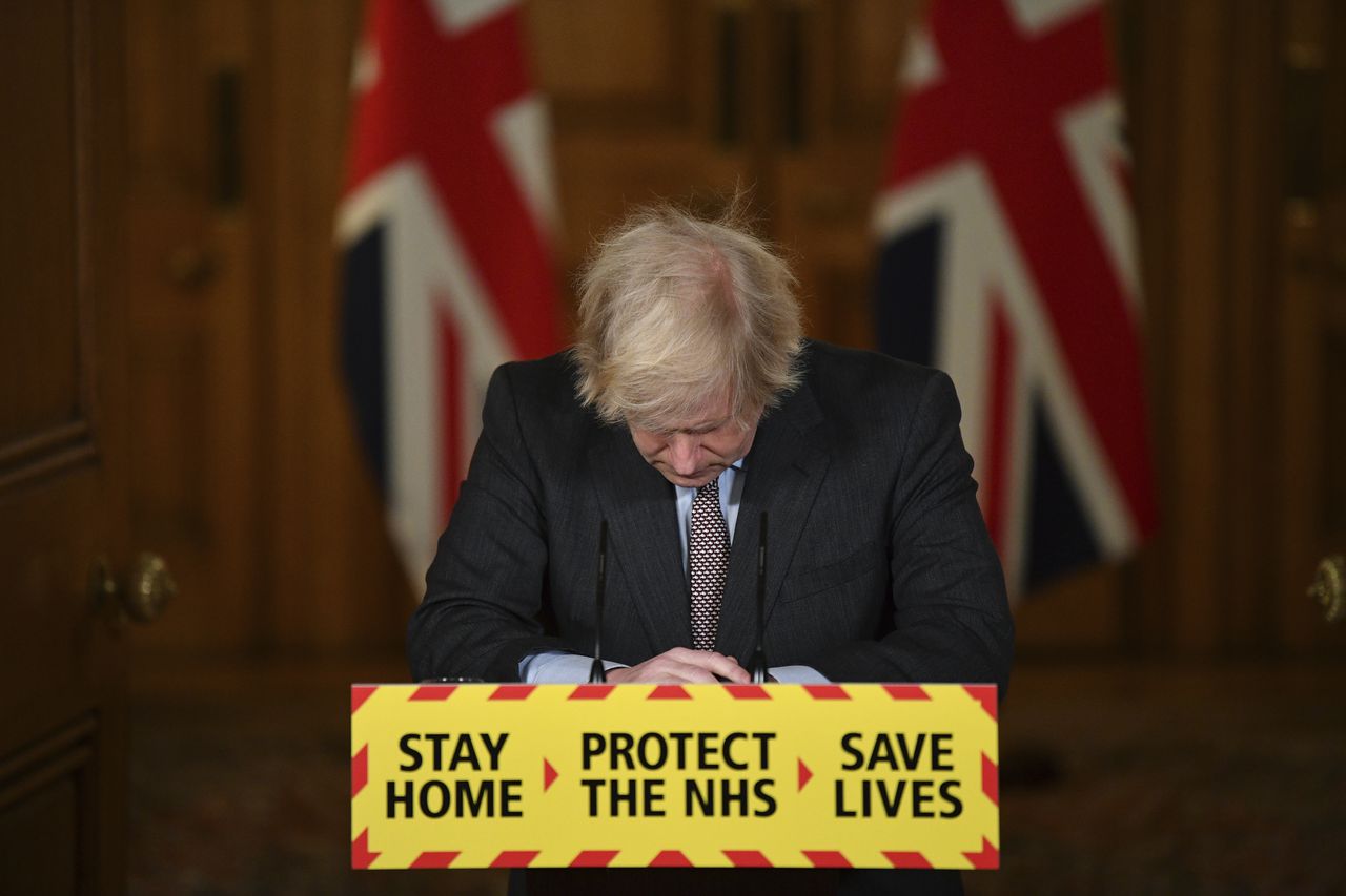 El primer ministro británico, Boris Johnson, reacciona mientras dirige una conferencia de prensa virtual sobre la pandemia Covid-19, dentro del número 10 de Downing Street en el centro de Londres, el martes 26 de enero de 2021. Los datos oficiales muestran que más de 100.000 personas han muerto después de dar positivo por coronavirus en Gran Bretaña. , desde que la pandemia se apoderó del año pasado. (Justin Tallis / Pool vía AP)