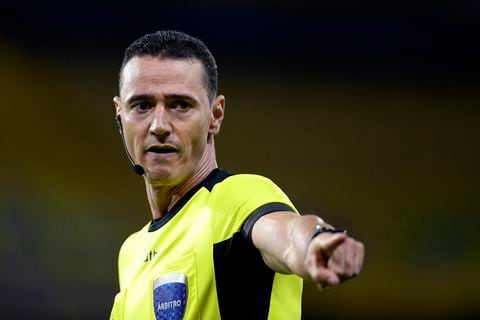 BUENOS AIRES, ARGENTINA - DECEMBER 23: Referee Wilmar Roldán gestures during a quarter final second leg match of Copa CONMEBOL Libertadores 2020 between Boca Juniors and Racing Club at Estadio Alberto J. Armando on December 23, 2020 in Buenos Aires, Argentina. (Photo by Juan Mabromata-Pool/Getty Images)