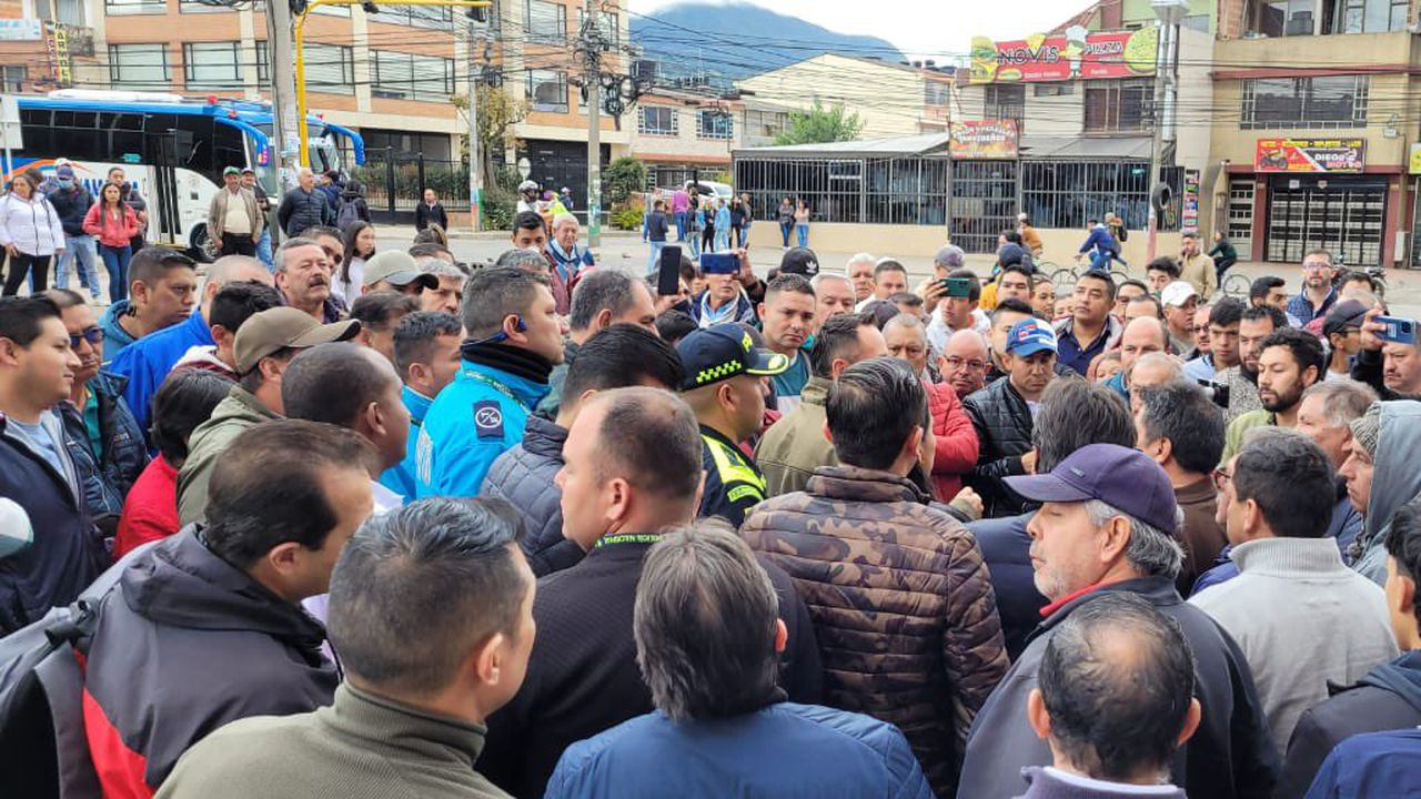 Protestas en Zipaquirá: transportadores no levantarían bloqueos hasta el desmonte de cámaras de fotomultas; cientos permanecen sin poder salir