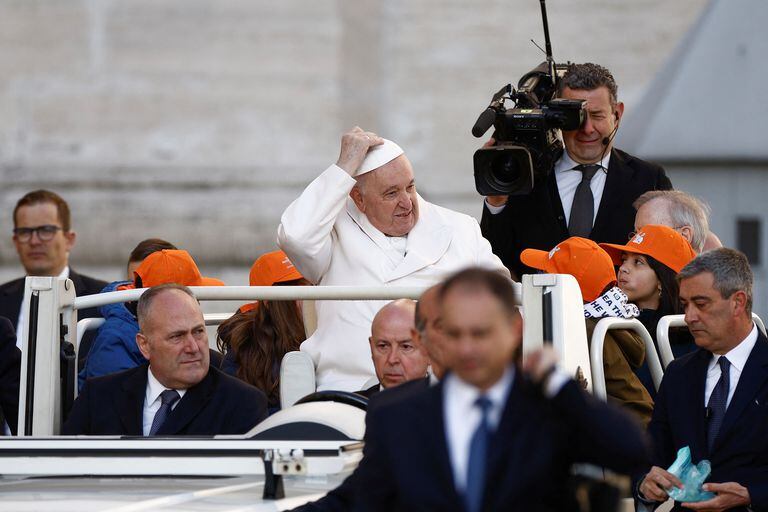 El Papa Francisco llega para la audiencia general semanal en la Plaza de San Pedro en el Vaticano, el 29 de marzo de 2023, Poco antes de ser hospitalizado