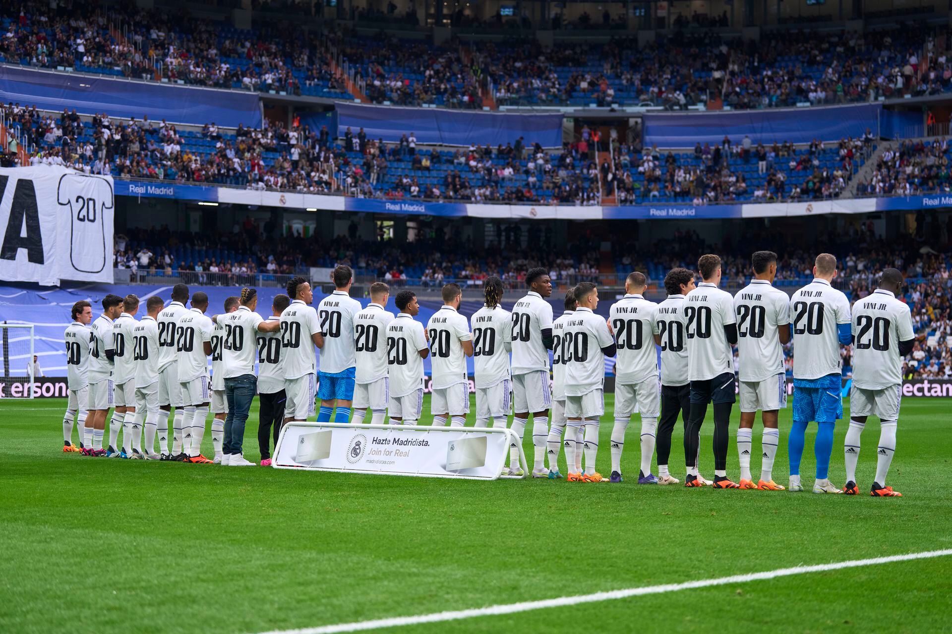 Vinicius se presentó en el estadio Santiago Bernabéu y recibió el apoyo del grupo de jugadores del Real Madrid y sus hinchas.