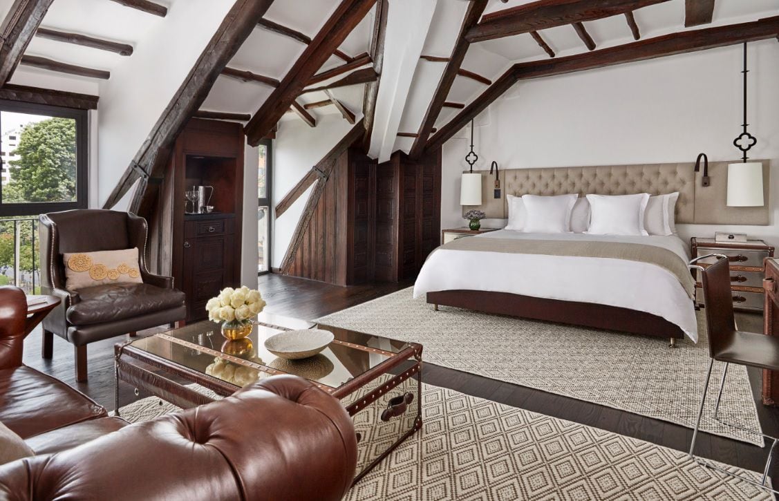 El Four Seasons Hotel Casa Medina ofrece algunas de las habitaciones más exclusivas con las que cuenta la ciudad: tienen vigas en los techos, mobiliario en madera tallada a mano y acogedoras chimeneas.