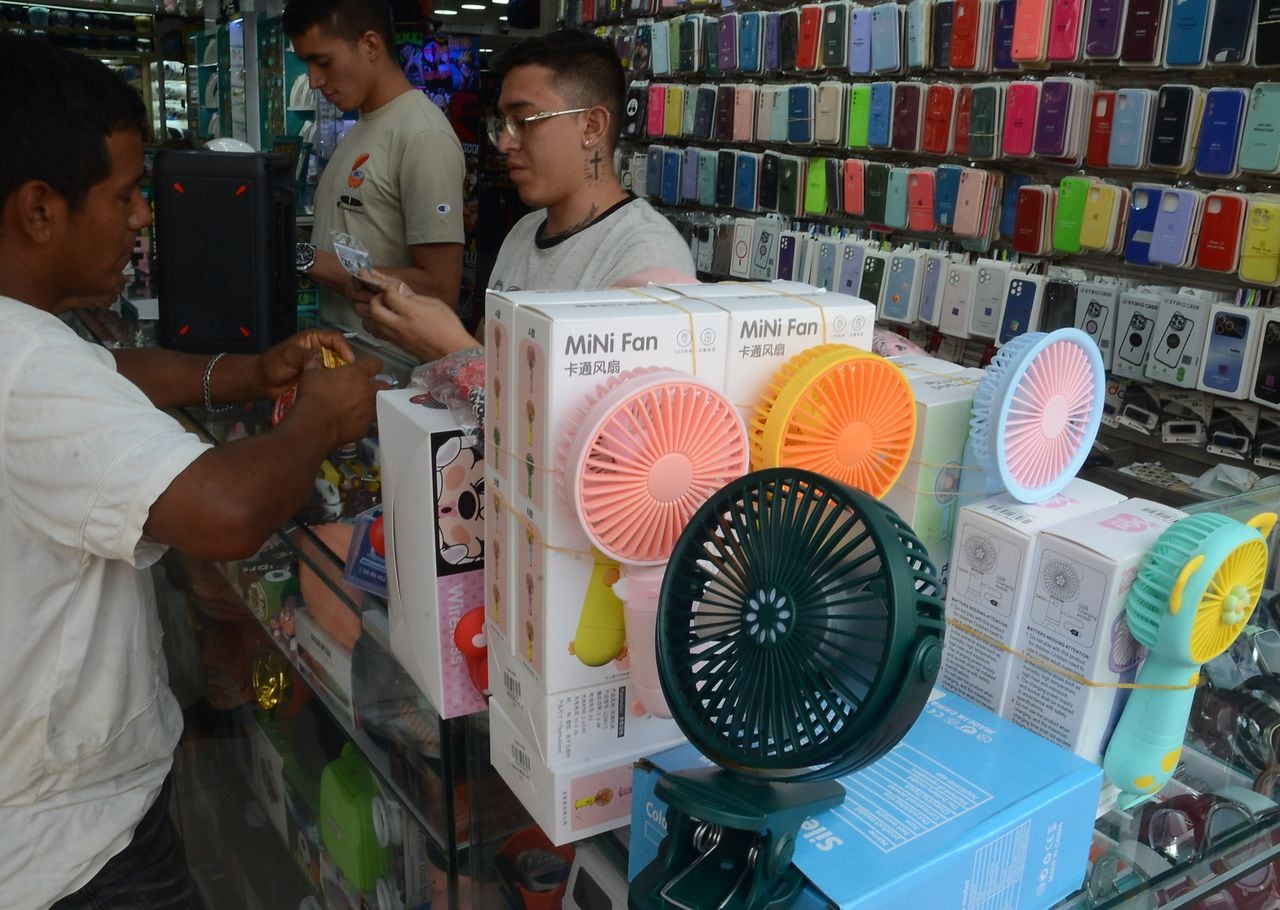 Cali: Ola de calor en Cali dispara ventas de ventiladores en la ciudad. Los comerciante hacen su agosto con las ventas. José L Guzmán. El País, enero 29-24