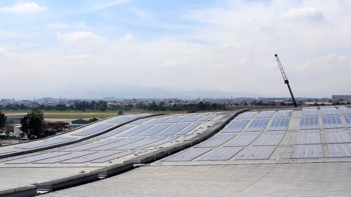 Han instalado alrededor de 10.500 paneles solares en la cubierta del aeropuerto.