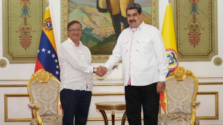 El apretón de manos entre el presidente Gustavo Petro y su homólogo, Nicolás Maduro.