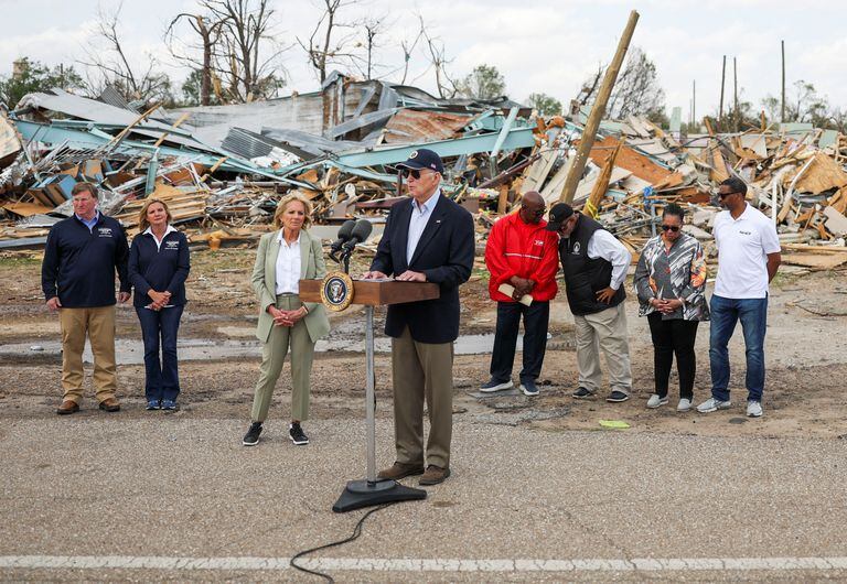 El presidente de los EE. UU., Joe Biden, hace comentarios sobre el compromiso de su administración de apoyar a la gente de Mississippi mientras se recuperan y reconstruyen después de los tornados y tormentas mortales del fin de semana pasado