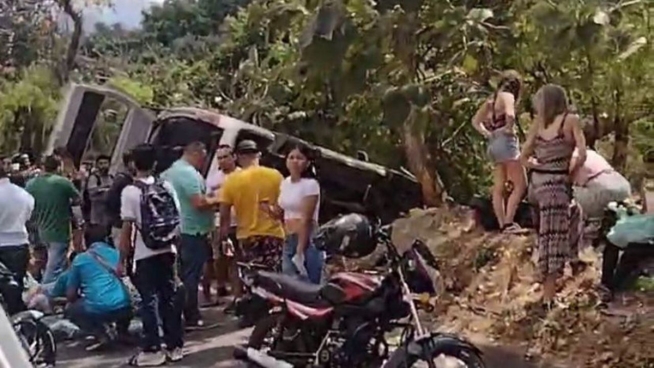Ocho personas heridas dejó el volcamiento de un vehículo en zona rural de Santa Marta.