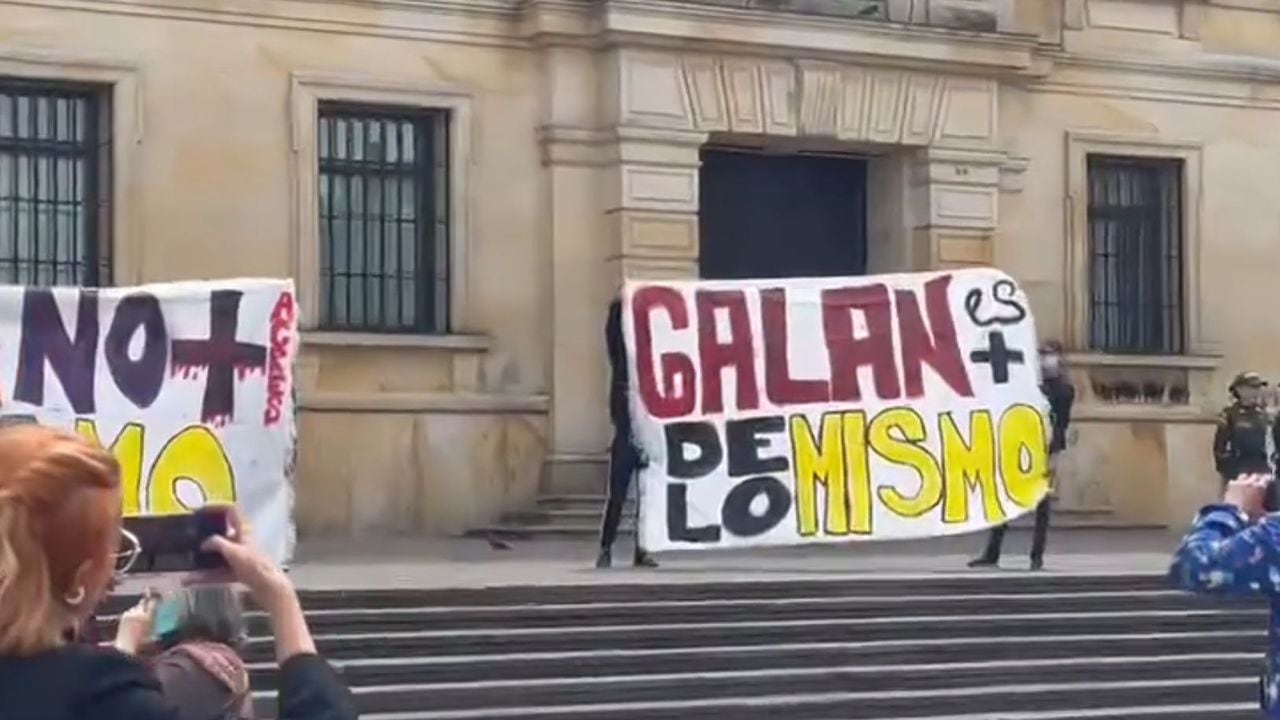 Protesta durante la posesión de Carlos Fernando Galán.