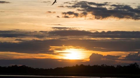 Puesta de sol sobre el río Caquetá, un afluente del río Amazonas en Colombia.