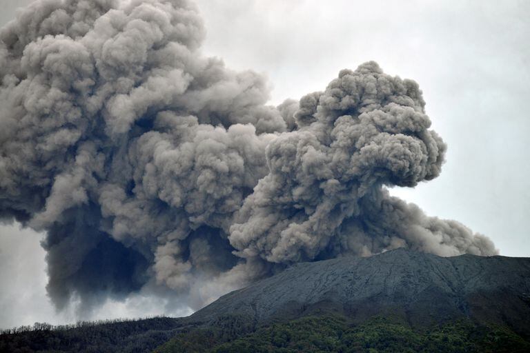 El volcán Monte Marapi arroja ceniza volcánica vista desde Nagari Batu Palano en Agam, provincia de Sumatra Occidental, Indonesia, el 4 de diciembre de 2023