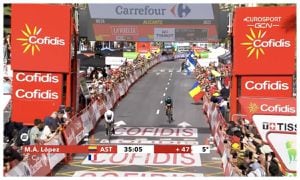 Asombrosa crono de Superman López: rebasó a rival antes de llegar a meta en la Vuelta a España 2022