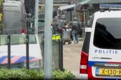 Esta captura de pantalla de un video muestra a un presunto secuestrador entregándose a la policía después de un tenso enfrentamiento que duró horas en la ciudad de Ede, en el centro de Holanda, el sábado 30 de marzo de 2024