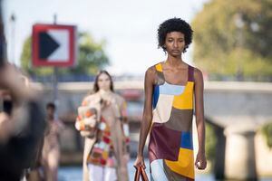 Las modelos lucen creaciones para el desfile de moda prêt-à-porter de Chloe Primavera-Verano 2022 presentado en París, el jueves 30 de septiembre de 2021. Foto AP /  Vianney Le Caer / Invision 