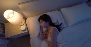 Vista superior de una mujer asiática acostada en la cama