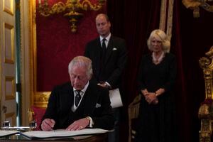 El rey Carlos III de Inglaterra firma un juramento para mantener la seguridad de la Iglesia de Escocia durante el Consejo de Ascensión, en el Palacio de St James, en Londres, el 10 de septiembre de 2022.