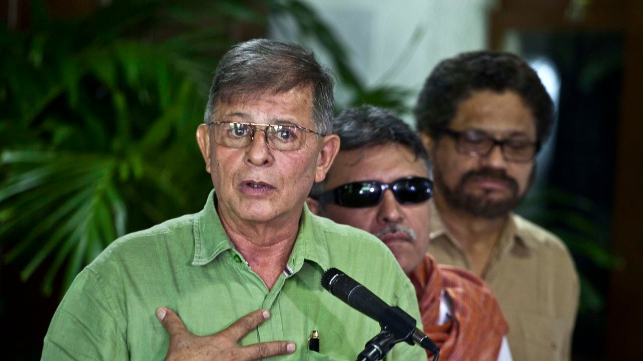 En esta imagen del 10 de agosto de 2013, el excomandante de las FARC Rodrigo Granda, alias Ricardo Téllez, durante una conferencia de prensa al cierre de la 12da ronda de negociaciones de paz con el gobierno colombiano, en La Habana. (AP Foto/Ramon Espinosa, Archivo)