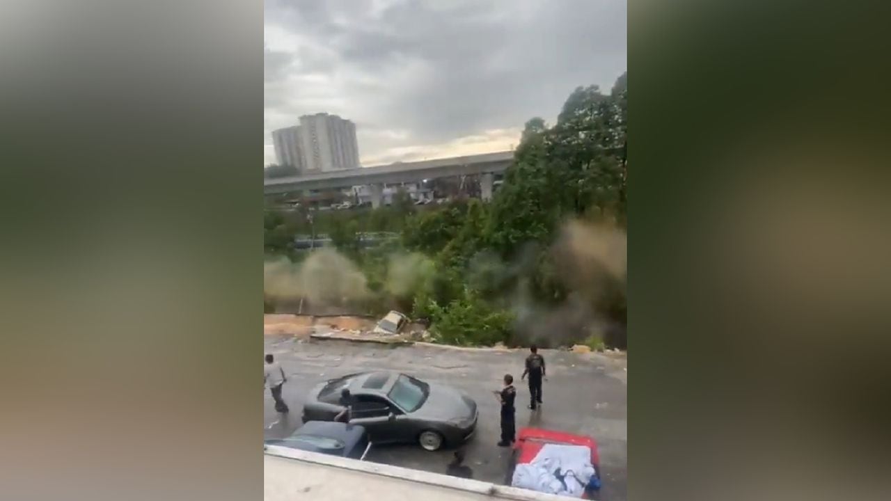 Cinco carros cayeron en un río tras un deslizamiento de tierra en Kuala Lumpur.