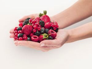 Frutos rojos, cerezas, fresas, moras, arándanos, uvas, frambuesas