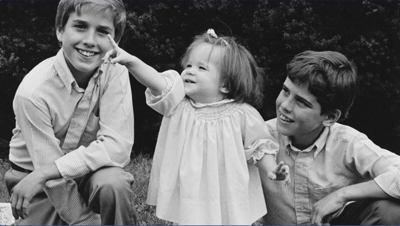 Beau y Hunter con su hermana Ashley, fruto del matrimonio de su padre con Jill Jacobs, en 1982.