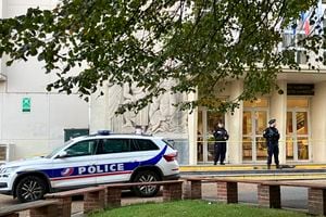 Agentes de policía montan guardia ante la escuela secundaria donde un hombre apuñaló a un profesor, el sábado 14 de octubre de 2023 en Arras, en el norte de Francia. (AP Foto/Jeffrey Schaeffer)