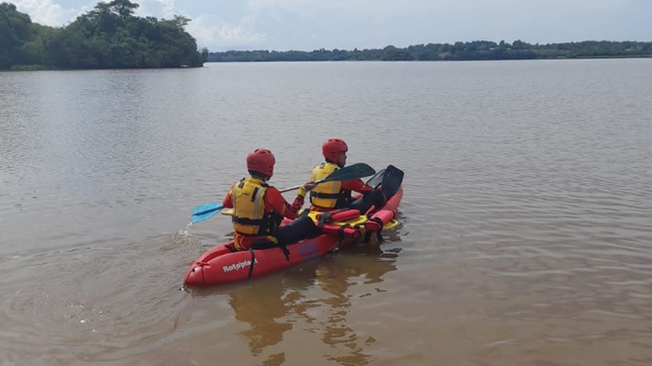 Unidades del equipo de rescate acuático de Bombero realizaron las labores de búsqueda.