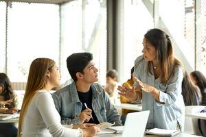 Este tipo de iniciativas buscan ayudar a los estudiantes que tengan problemas económicos.