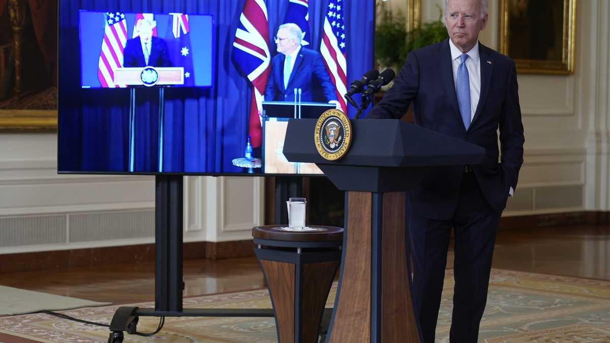 El presidente Joe Biden, acompañado virtualmente por el primer ministro australiano Scott Morrison, directamente en la pantalla, y el primer ministro británico Boris Johnson, habla sobre una iniciativa de seguridad nacional desde el East Room de la Casa Blanca en Washington, el miércoles, sept. 15. (AP Photo/Andrew Harnik)