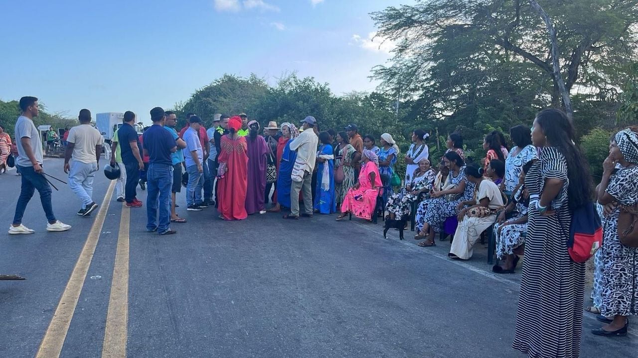 Hay bloqueos en la vía a Riohacha por parte de comunidades Wayuu.
