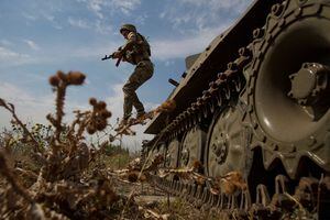 Un militar ucraniano salta de un vehículo militar cerca de una línea de frente en la región de Mykolaiv, mientras continúa el ataque de Rusia contra Ucrania, Ucrania 10 de agosto de 2022. Foto REUTERS/Anna Kudriavtseva 