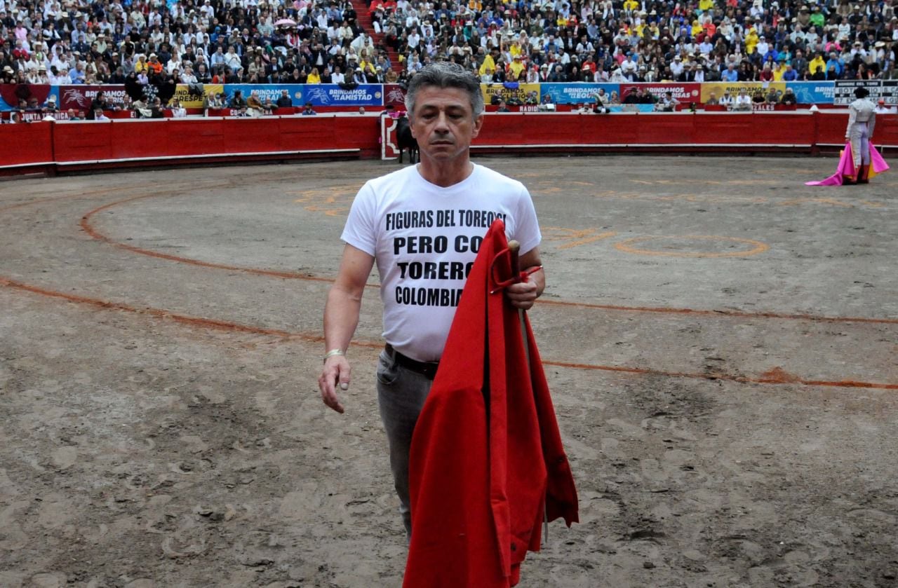 El mensaje de la camiseta de Guillermo Perlaruiz, llamó la atención en la tarde de la reaparición del torero Sebastián Castella en Manizales.