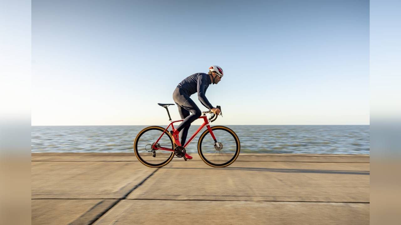 Con una hora de montar bicicleta se pueden quedar 500 calorías aproximadamente y tonificar las piernas. Foto GettyImages.