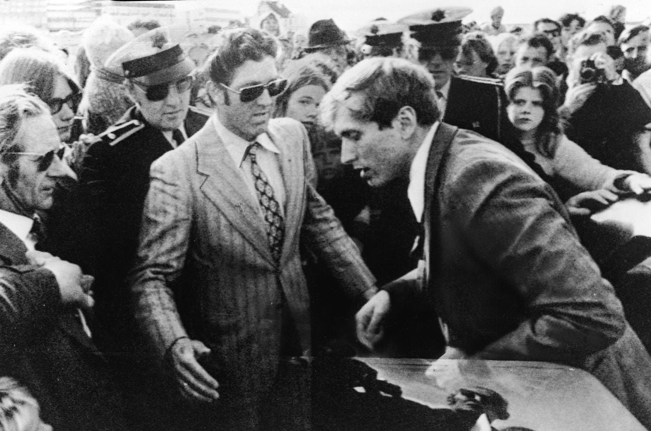 Campeón y prodigio del ajedrez, el controvertido y temperamental Bobby Fischer baja de su auto para atender el tercer partido de su duelo con el campeón soviético Boris Spassky, en el  Reykjavik Hall de eventos de Reykjavik, Islandia, el 17 de julio de 1972. Foto:  Express Newspapers/Getty Images.