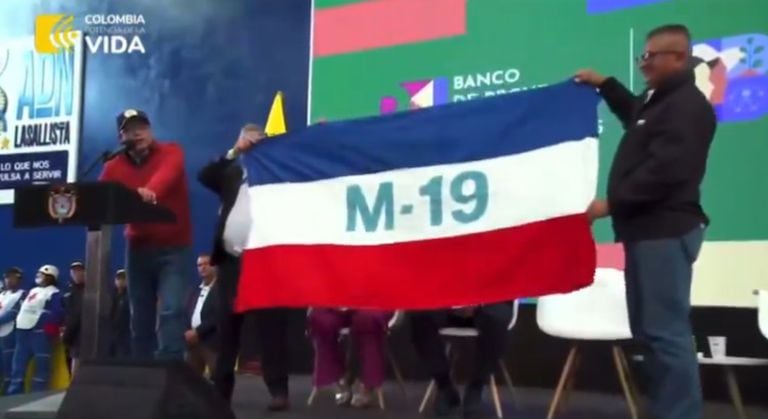 Gustavo Petro y bandera del M-19.