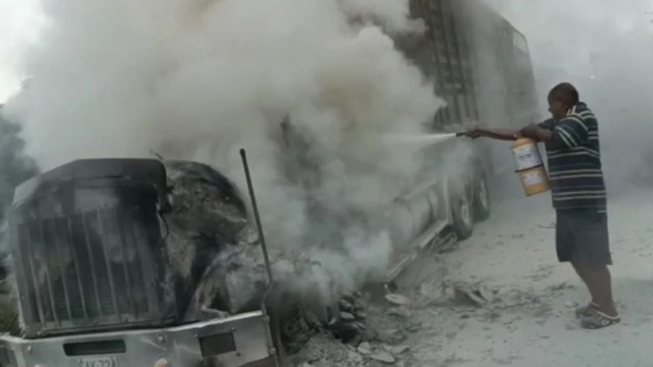 Terror en las vías de Nariño: dos vehículos fueron quemados por grupos armados.