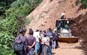 Derrumbe en la vía de acceso principal a Ebéjico, Antioquia