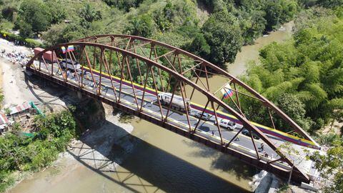 Tras 6 meses de construcción se dio al servicio el nuevo puente del alambrado que comunica al valle con el Quindío. El anterior puente cayó causando la muerte a dos policías hace 6 meses.