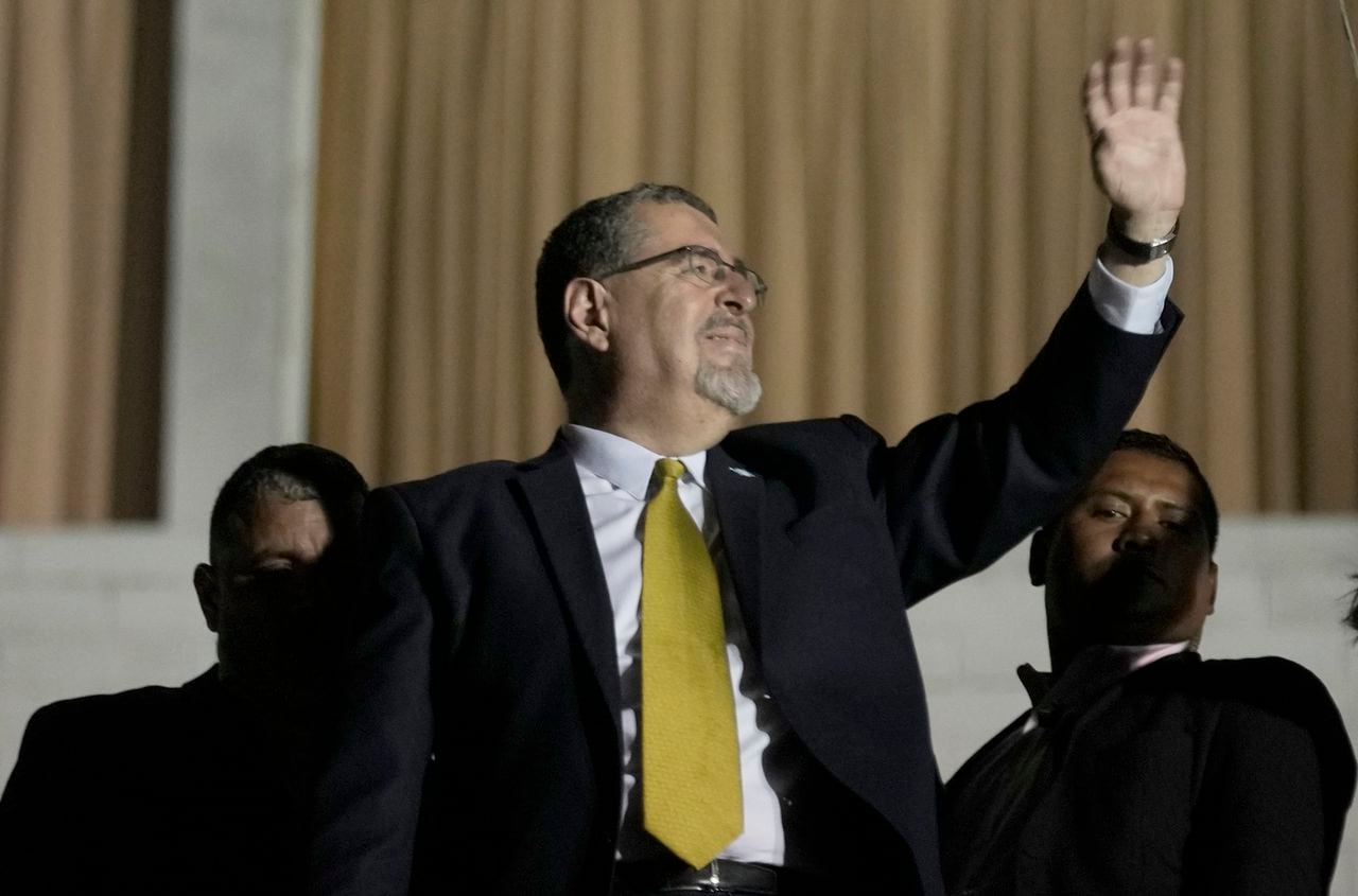 El candidato presidencial Bernardo Arévalo saluda a sus simpatizantes desde un balcón después de que los resultados preliminares lo mostraran como el vencedor en la segunda vuelta de las elecciones presidenciales en la Ciudad de Guatemala, el domingo 20 de agosto de 2023.