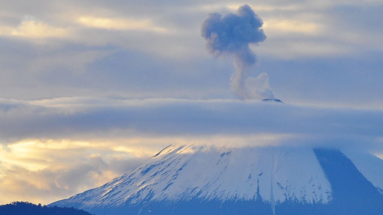 El volcán Sangay en Ecuador sigue emanando cenizas